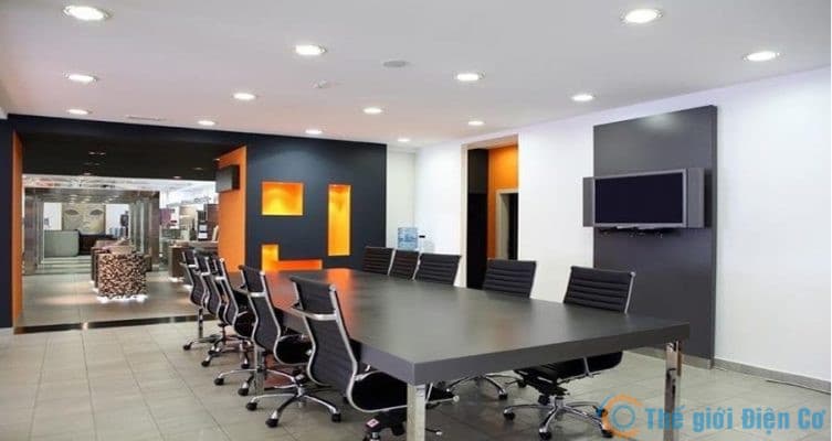 Những chiếc đèn led có công suất lớn sẽ phù hợp với không gian phòng họp