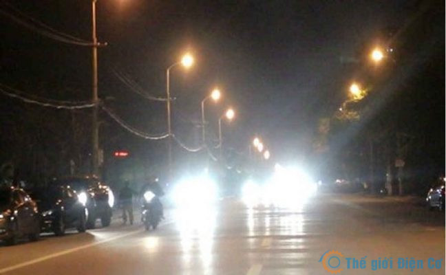 Tai nạn giao thông thường ẩn sau ánh đèn chói lọi của các phương tiện tham gia giao thông